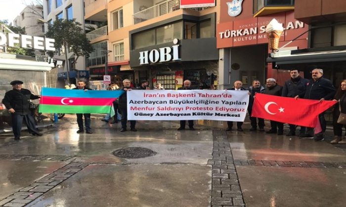 İzmirdə teror aktı ilə bağlı etiraz aksiyası olub