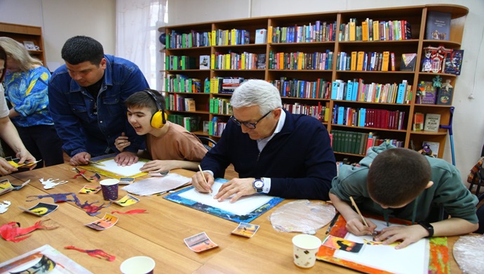 При поддержке «Единой России» в Астрахани прошёл художественный мастер-класс для детей с ОВЗ
