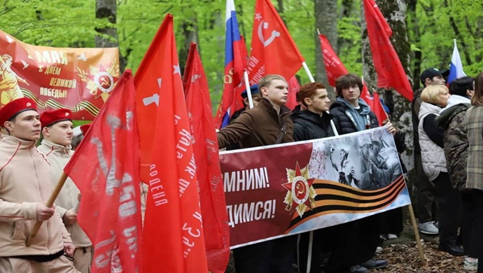 Stavropol bölgesinde, Birleşik Rusya üyeleri Aziz George kurdelesini 1400 metrelik bir zirveye çektiler